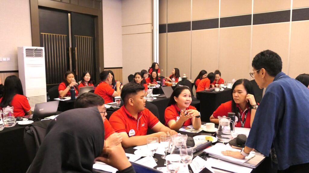 Diskusi peserta bersama trainer