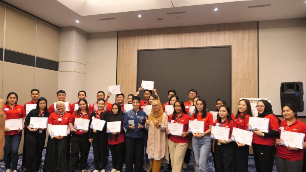 Sesi foto peserta bersama trainer