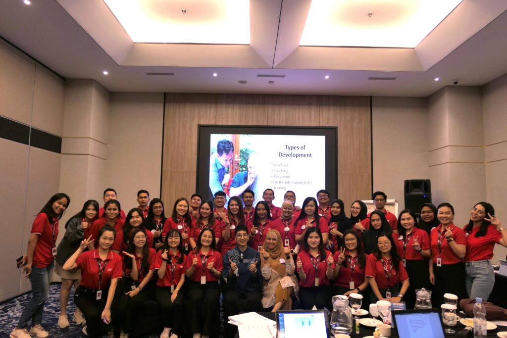 Foto bersama peserta dengan trainer