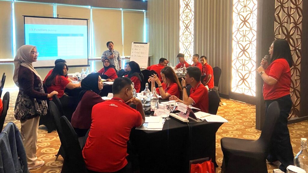 Training HR Management Foundation - PT Global Jet Express Batch 2 7 Sesi diskusi peserta bersama trainer