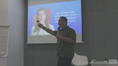Training Managing Stress to Increase Work Motivation - HukumOnline 4 Trainer mengajak peserta untuk berdiskusi