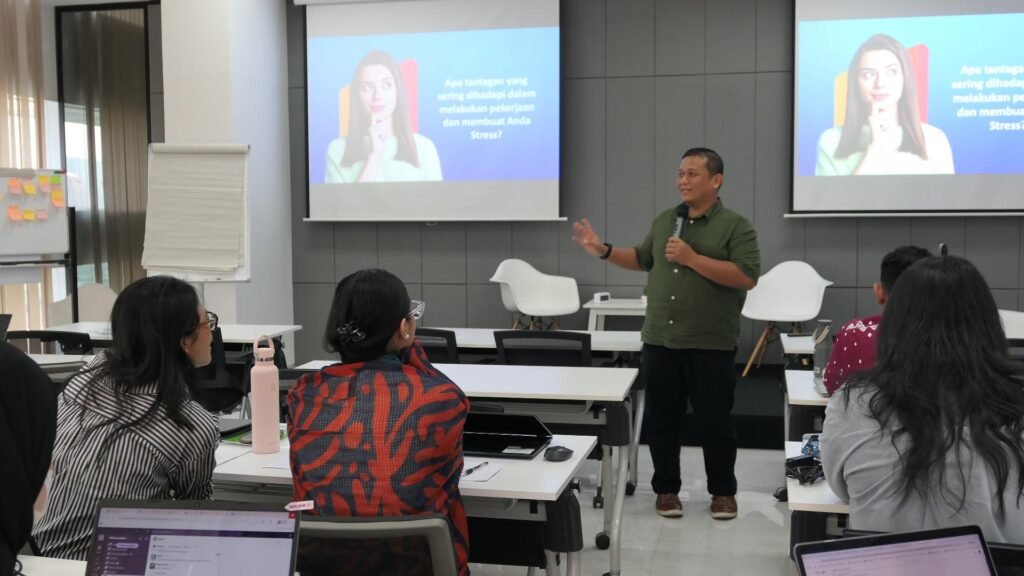Pemaparan materi oleh trainer