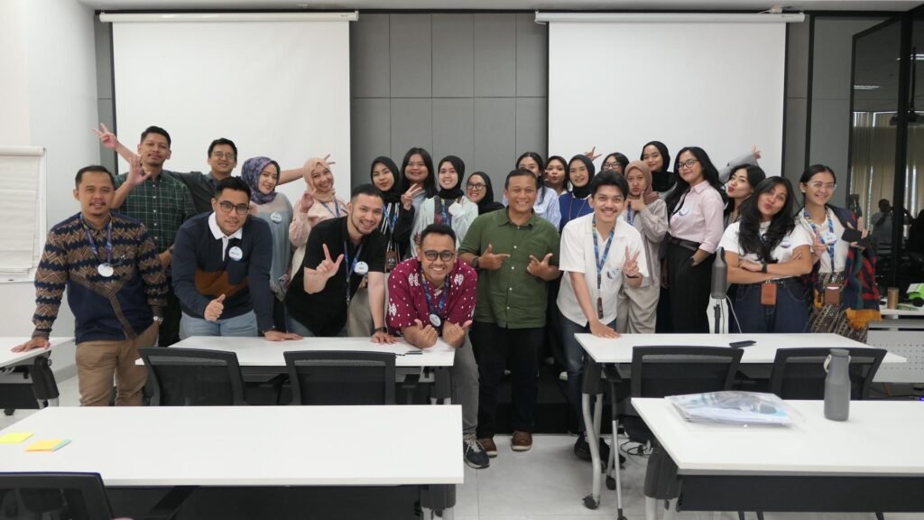 Training Managing Stress to Increase Work Motivation - HukumOnline 1 Foto bersama dengan trainer