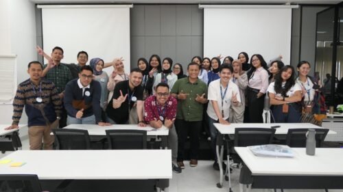 Training Managing Stress to Increase Work Motivation - HukumOnline 11 Foto bersama dengan trainer
