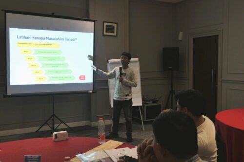 Presentasi tentang 5 Whys oleh peserta