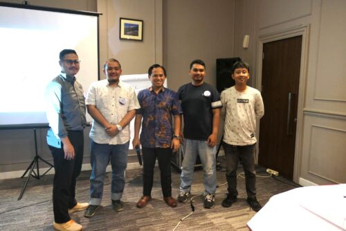 Potret trainer bersama peserta kelompok terbaik
