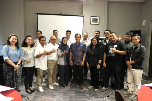 Foto bersama trainer dengan peserta