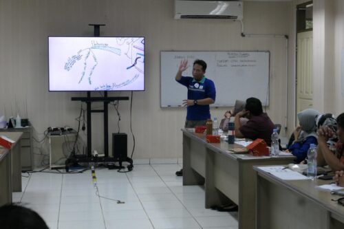 Peserta sedang mempresentasikan hasil tugas mind map CREATE