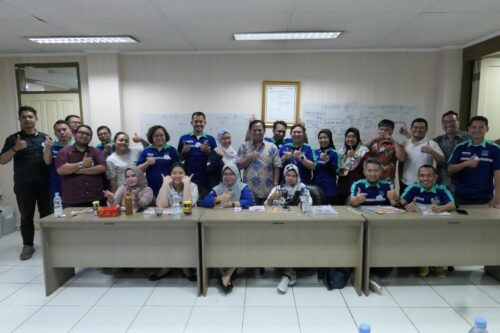 Foto bersama dengan trainer