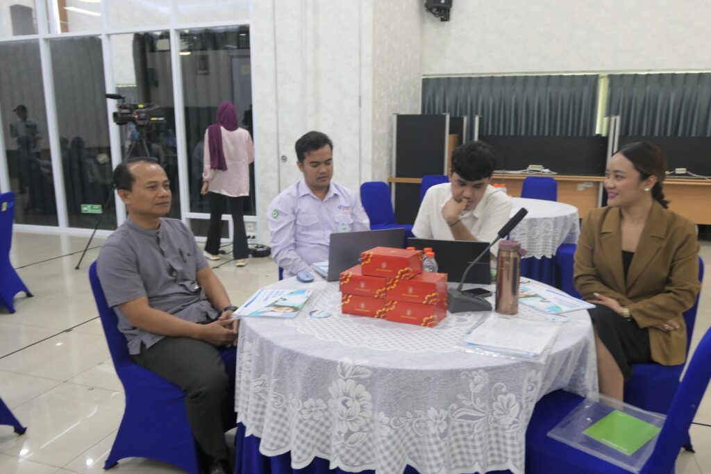 Diskusi seru kelompok peserta training