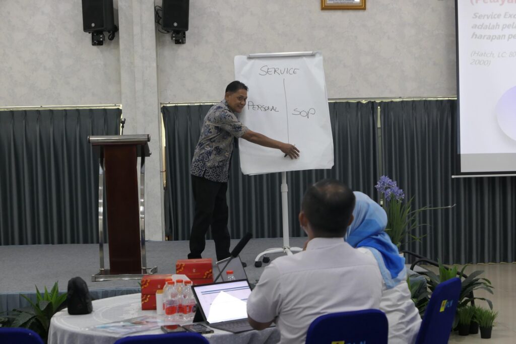Pemaparan materi oleh trainer