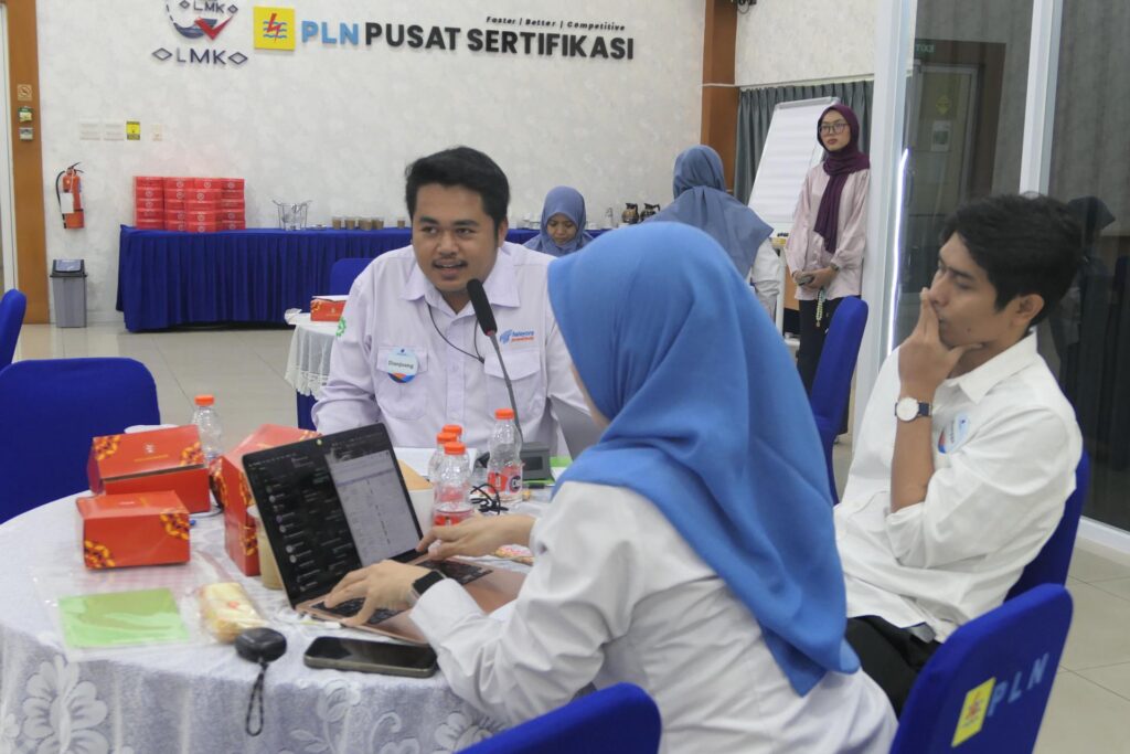 Tanya jawab peserta dengan trainer