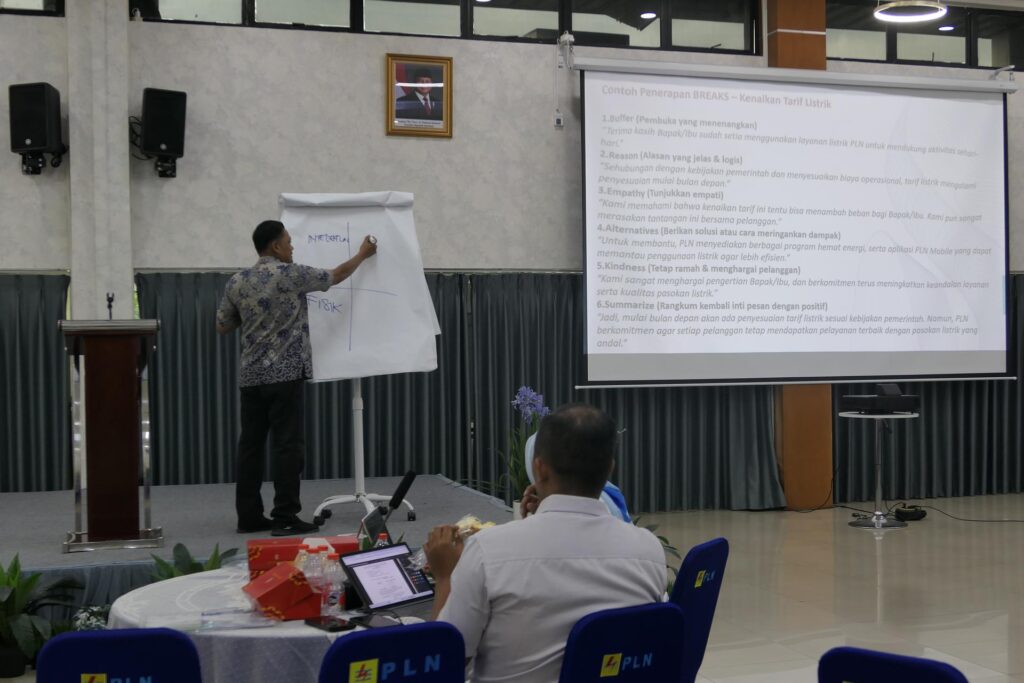 Trainer menjelaskan metode BREAKS (metode menangani keluhan pelangggan)