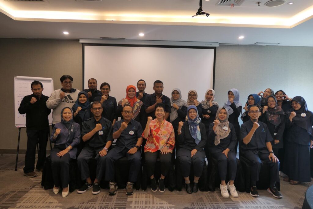 Foto bersama dengan trainer