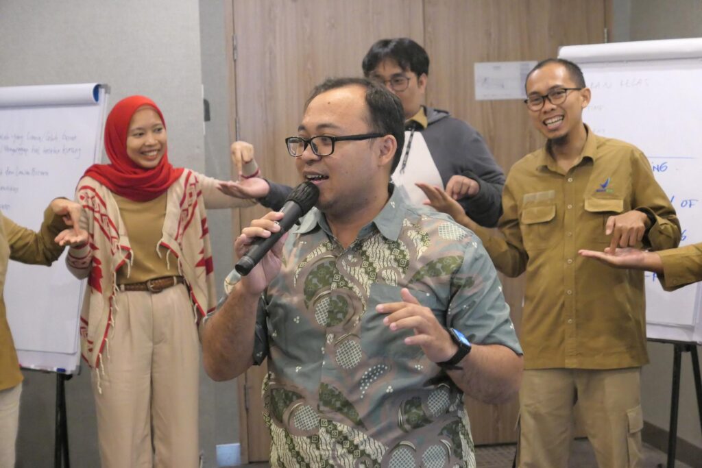 Fasilitator memandu ice breaking