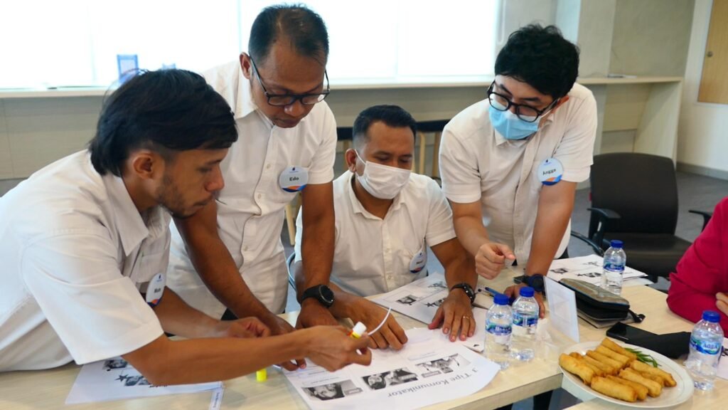 Suasana pengerjaan tugas kelompok peserta