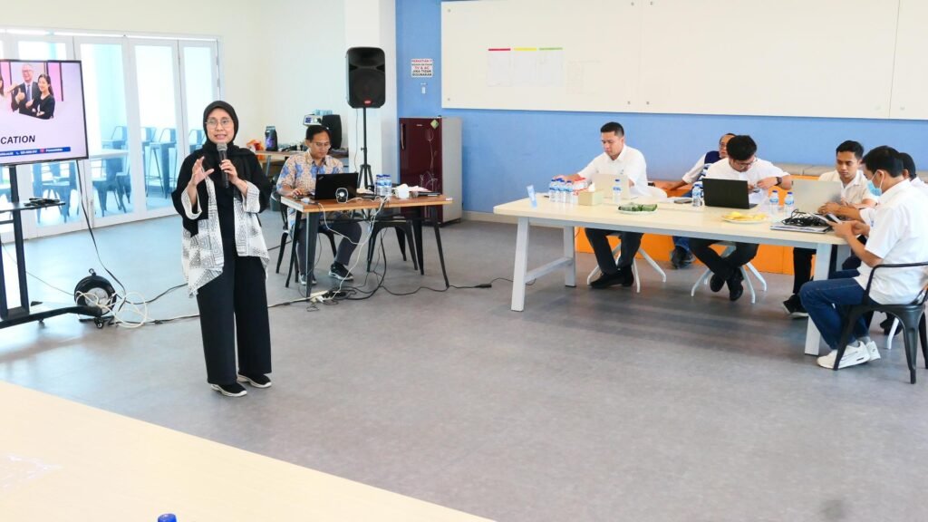 Fasilitator memandu berjalannya training