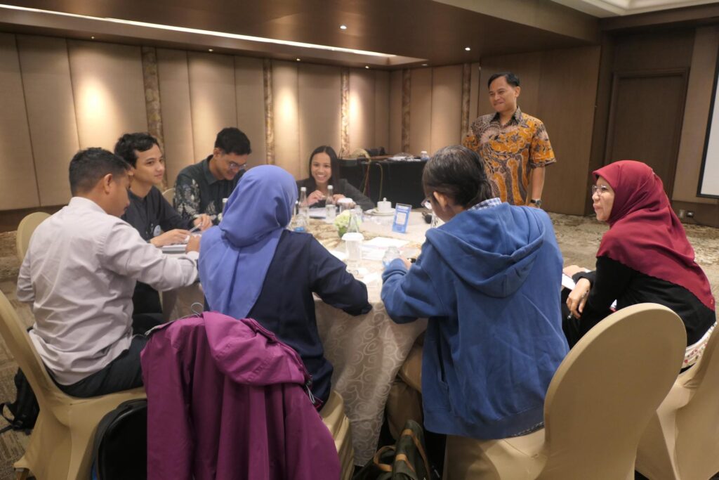 Diskusi dengan trainer