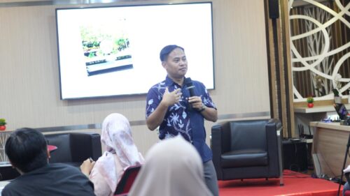 Kuliah interaktif trainer dengan peserta training