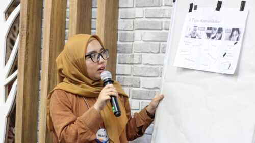 Peserta mempresentasikan hasil tugasnya (3 Tipe Komunikator)