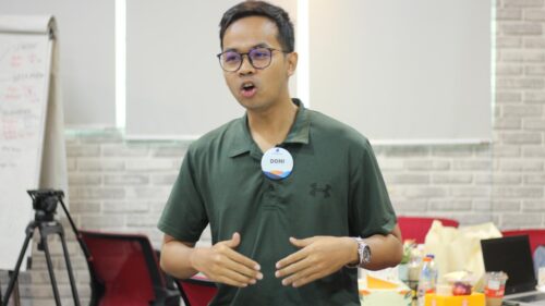 Peserta sedang melakukan praktik Public Speaking