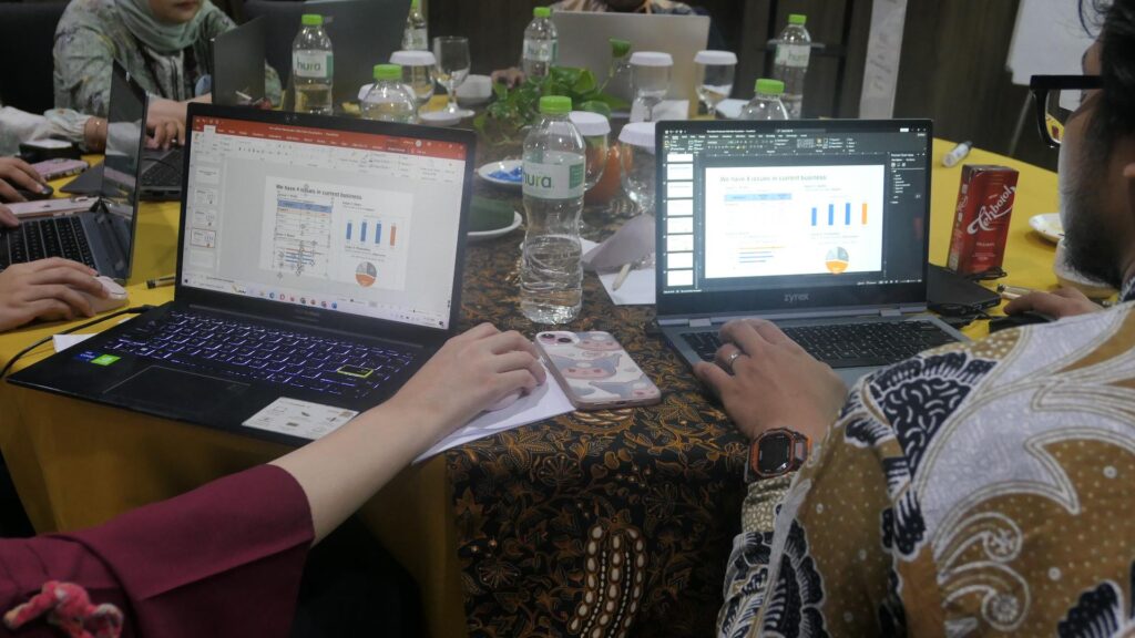 Training Smart Data Visualization – Badan Kepegawaian Negara 9 Peserta melakukan praktik makeover slide