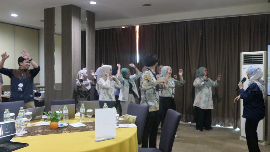Training Smart Data Visualization – Badan Kepegawaian Negara 8 Peserta sedang melakukan ice breaking (senam pagi) dipandu oleh fasilitator