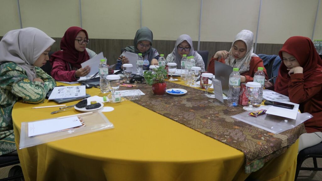 Training Smart Data Visualization – Badan Kepegawaian Negara 7 Peserta sedang bermain games memilih slide secara berkelompok