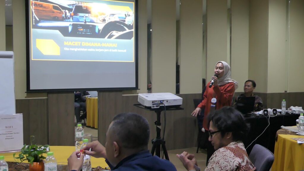 Training Smart Data Visualization – Badan Kepegawaian Negara 6 Peserta sedang melakukan presentasi (Oops Presentation)