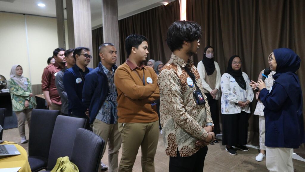 Training Smart Data Visualization – Badan Kepegawaian Negara 2 Fasilitator memandu ice breaking