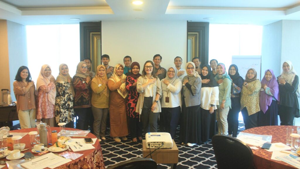 Foto bersama trainer (Batch 2)