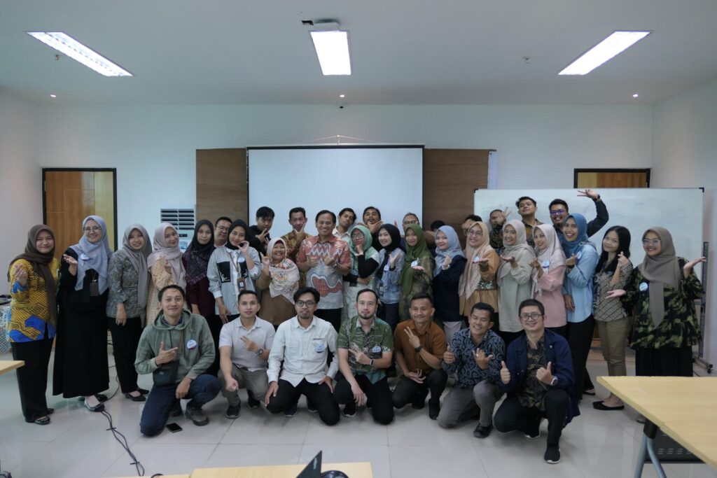 Foto bersama dengan trainer