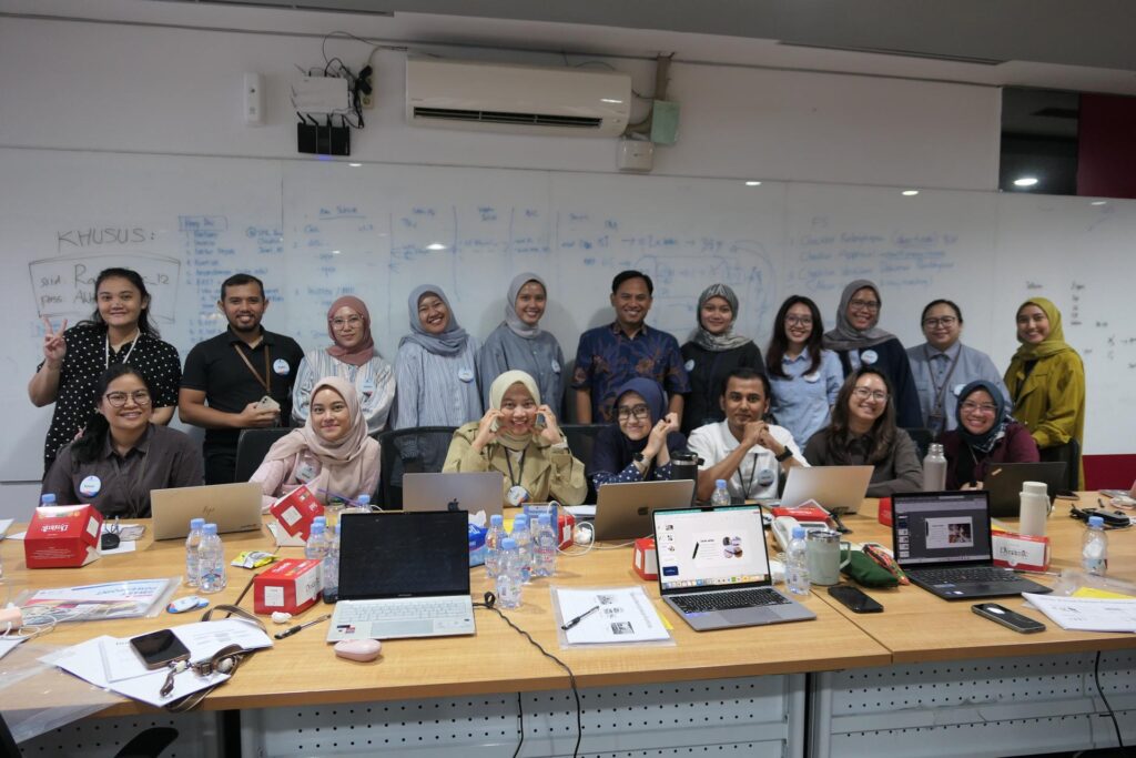 Training Smart PowerPoint – PT Telkom Indonesia 17 Foto bersama trainer