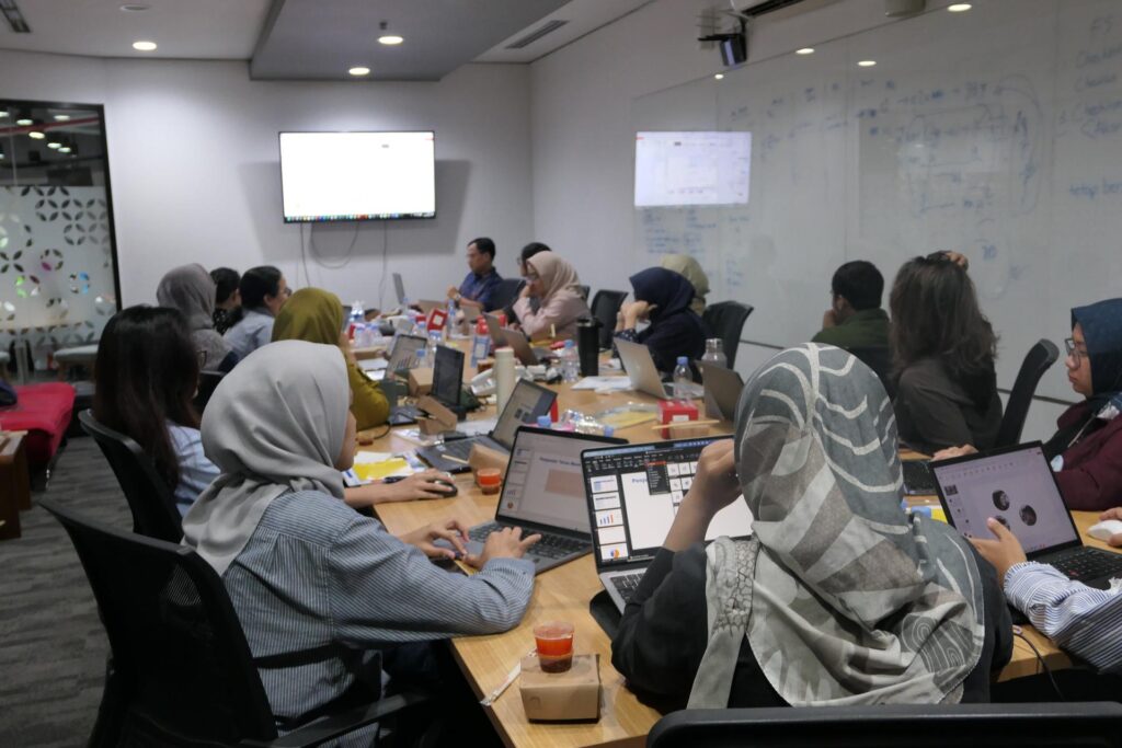 Training Smart PowerPoint – PT Telkom Indonesia 10 Praktik desain slide interaktif peserta training