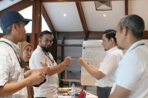 Ice breaking seru dipandu oleh fasilitator - Hari Pertama