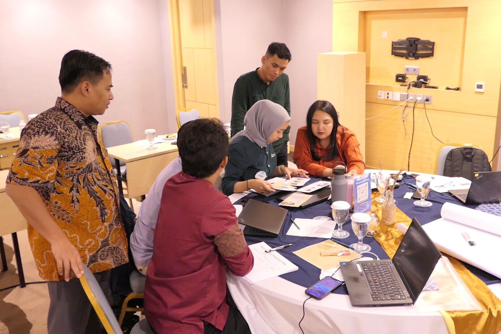 Diskusi peserta dengan trainer