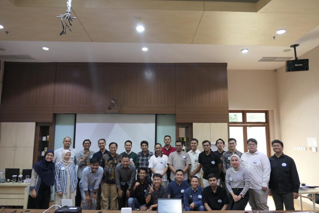 Foto bersama dengan trainer