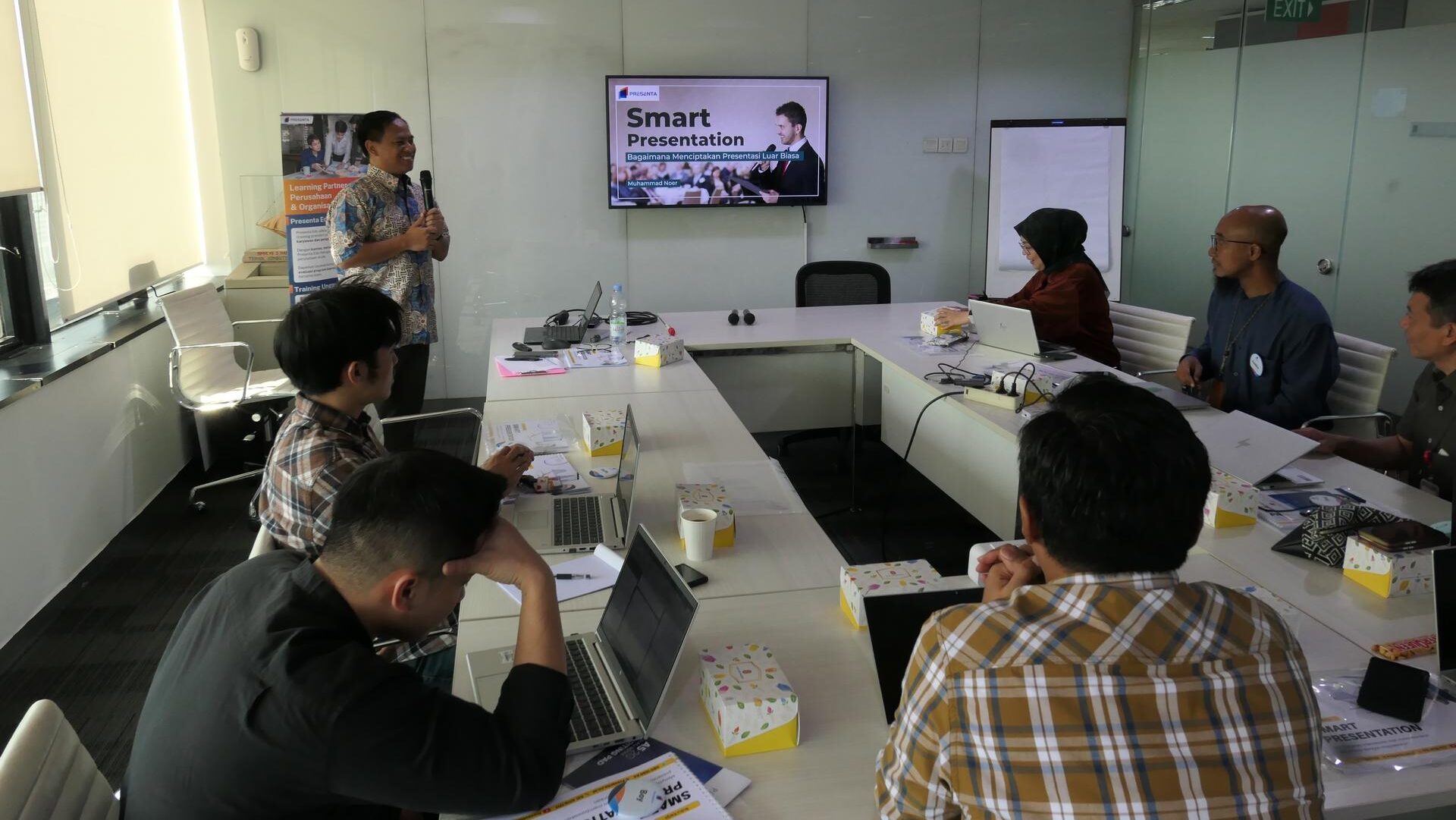 Trainer membuka materi training kepada peserta