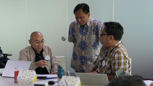 Diskusi peserta dengan trainer