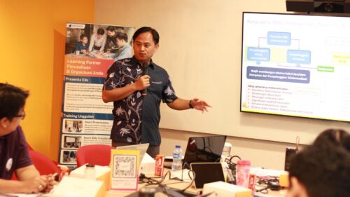 Pembahasan slide peserta IOH oleh trainer