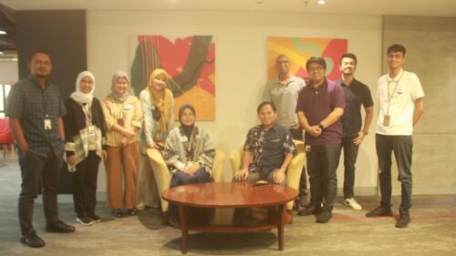 Foto bersama dengan trainer