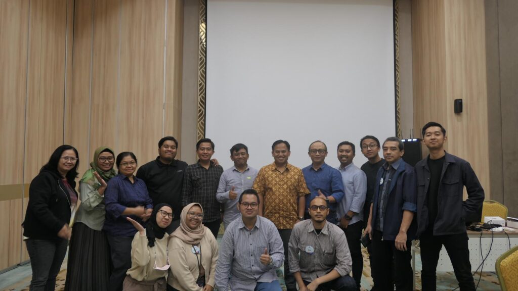 Training Smart Presentation - PT Adhi Karya (Persero) Tbk. Batch 1 1 Foto bersama trainer