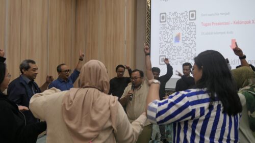 Training Smart Presentation - PT Adhi Karya (Persero) Tbk. Batch 1 7 Peserta sedang melakukan ice breaking dipandu oleh fasilitator
