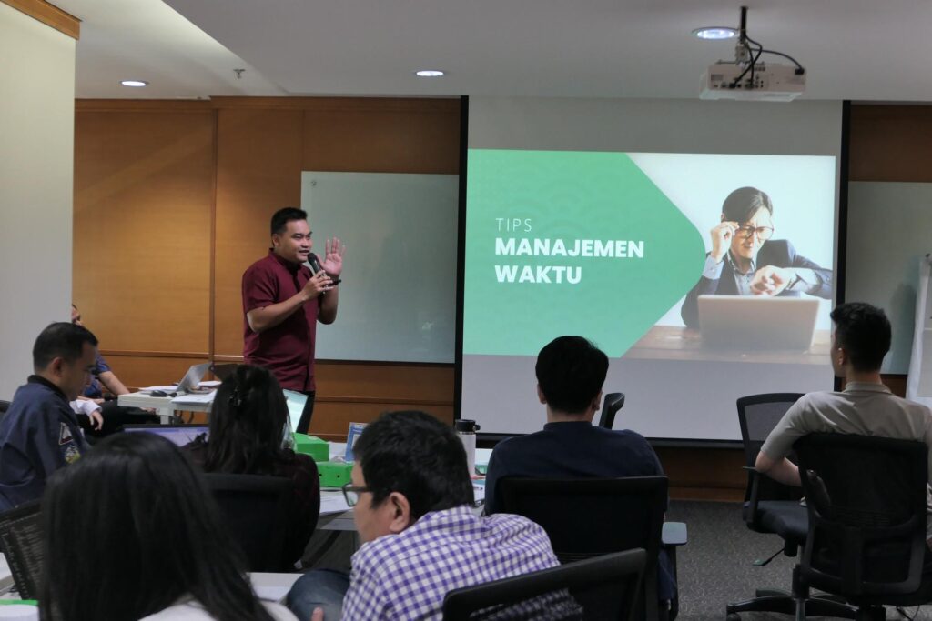 Peserta bermain games Oops Presentation