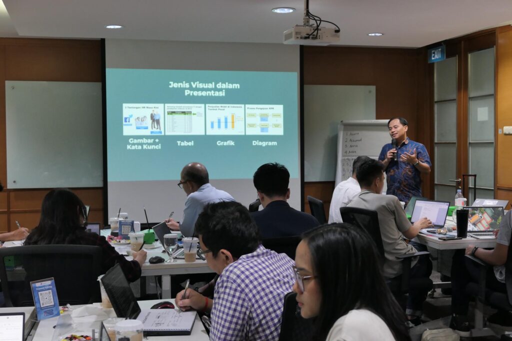 Pemaparan materi oleh trainer