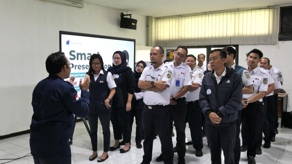 Training Smart Presentation – PT Kereta Api Indonesia (Persero) 2 Ice breaking seru dipandu fasilitator