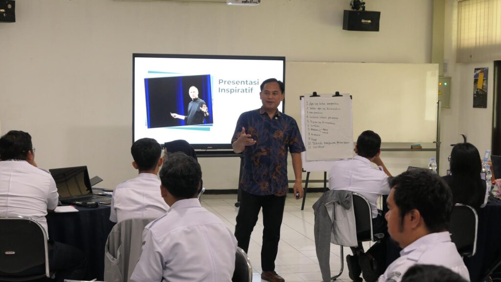 Training Smart Presentation – PT Kereta Api Indonesia (Persero) 3 Pemaparan materi oleh trainer