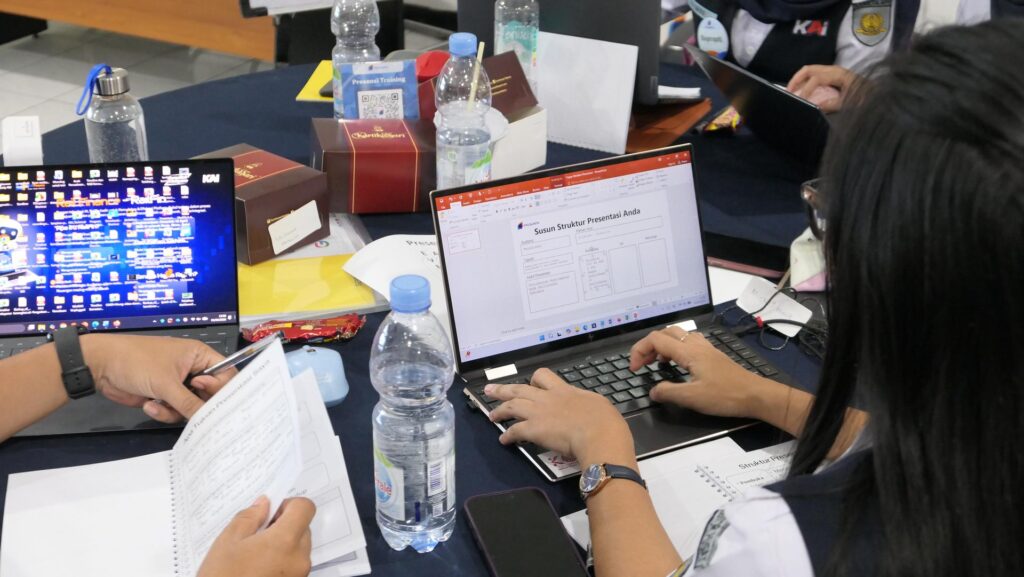 Training Smart Presentation – PT Kereta Api Indonesia (Persero) 6 Training Smart Presentation – PT Kereta Api Indonesia (Persero) 4