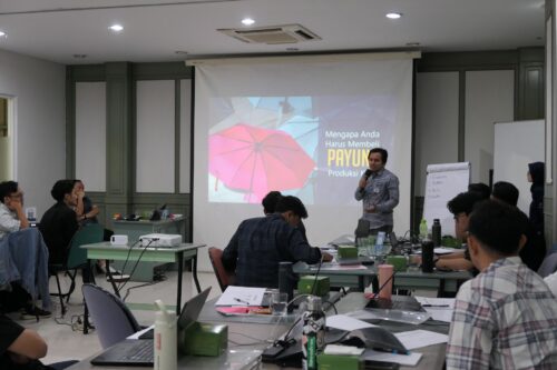 Peserta sedang bermain games Oops Presentation