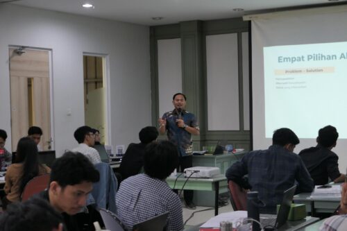 Pemaparan materi oleh trainer kepada peserta